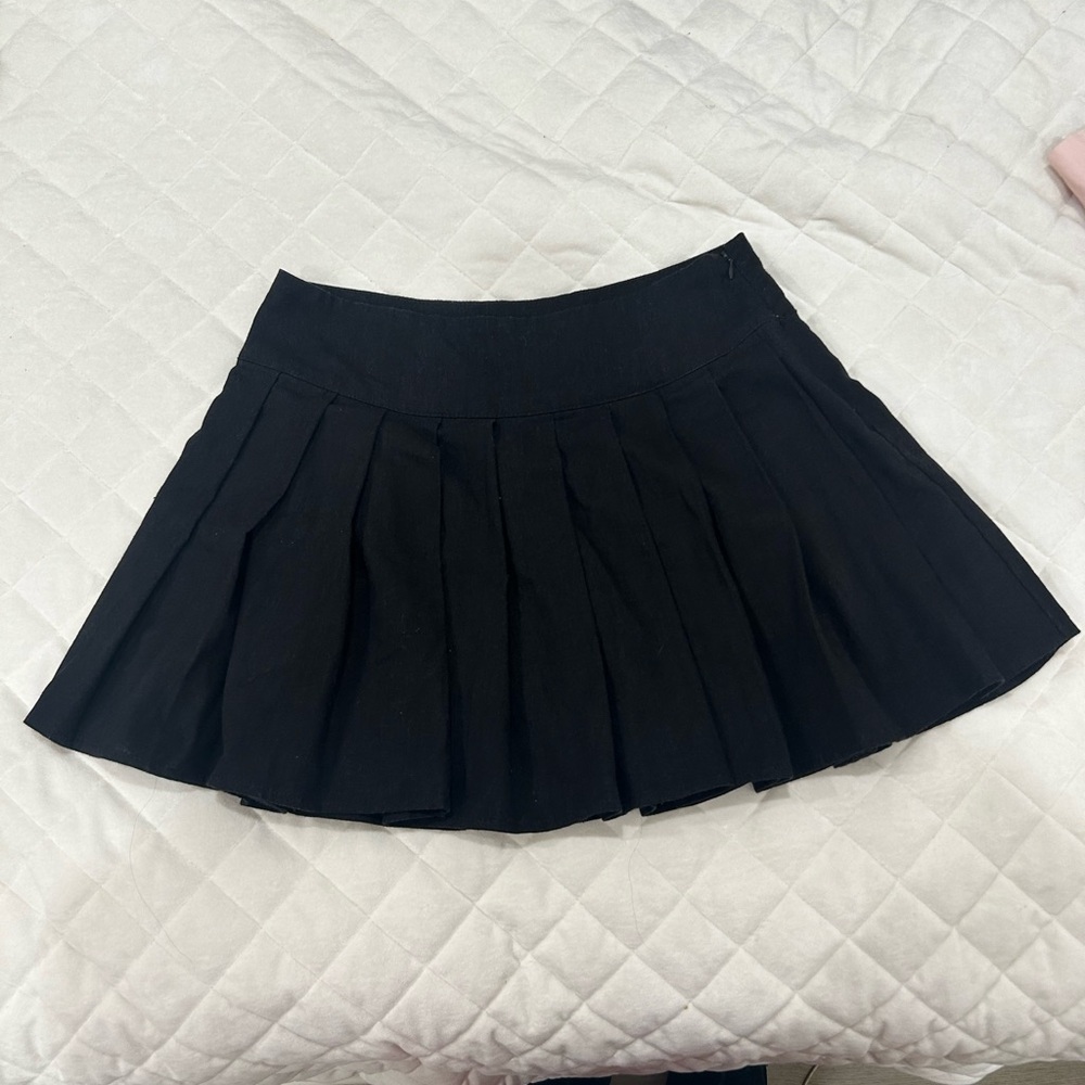 Cotton On Black Pleated Skirt 🖤
Size: US 6 
In good condition !
